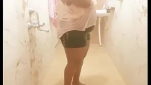 La fantasia proibita di Indian Maids: esponendo le sue grandi tette