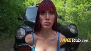 Curvy Latina Yenifer CHP se dresse et se salit à l'arrière d'un taxi