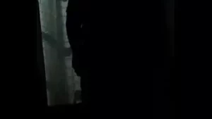 Vaibhav se masturba e goza nas sombras da sala de estar