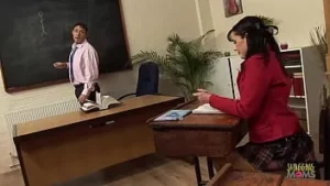 Shagging Moms - Pentru a afla mai multe despre prezervative, bruneta isi este lovita cu un penis mare