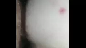 Ruchanie i cumming w cipce teściowej pod kołdrą podrywa wszystkich w salonie