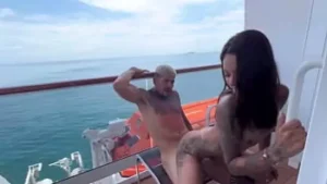 Sexy Latina Brunette, Neymar'ın seyirinde tutkulu romantik karşılaşmaya sahiptir
