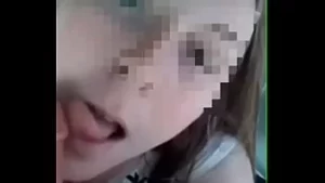 Gf s'enregistre en train de sucer une plus grosse bite