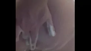 मुंडा शौकिया की विशेषता वाले गुदा अन्वेषण के साथ शावर हस्तमैथुन