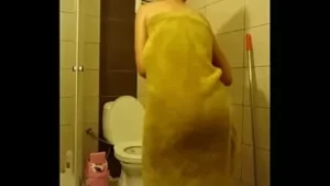 Die schöne Nichte in der Badewanne mit versteckter Kamera ausspionieren