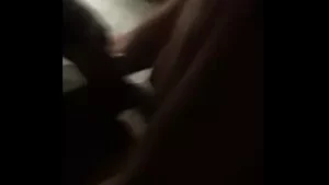 Ebony de 19 anos cavalgando um grande galo negro