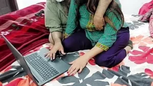 Pakistaanse computerleraar geeft les aan zijn mooie studente bij haar thuis met duidelijke urdu-audio