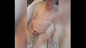 波莉的八月觉醒3：洗澡和喝尿