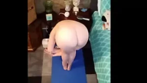 Fantasie du yoga du matin: gros seins et cul parfait avec Vee