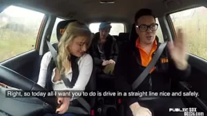 Squirting UK Babe fährt in beide Richtungen während des Autoduos