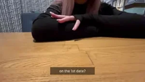 Petite Amateur geeft intense POV -pijpbeurt en smakelijke cumshot op de eerste date