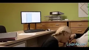 Merveilleuse femme de chambre se prépare pour la pipe