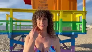 Joodse milf heeft openbare seks met vreemdeling op het strand