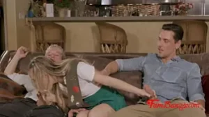Sletterige tiener verkenner Athena Fleurs in Taboo Threesome Family Plezier