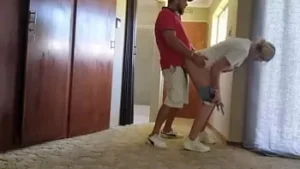 يتم مكافأة رجل توصيل الهواة مع الحمار الضخمة و cumload للتذكر