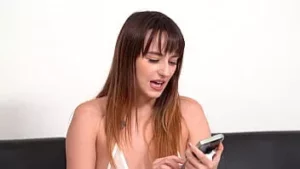 Milflatina69 - La delgada y cachonda jovencita lana smalls follada duro en su coño afeitado en el sofá