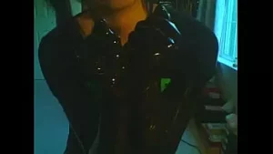 La ragazza sta indossando i guanti di lattice