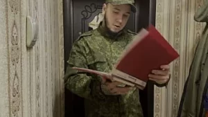 Policjant zerżnął młodego przestępcę w usta i dupę