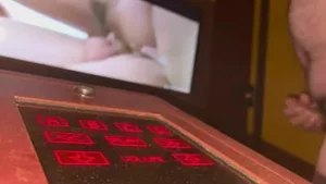 Blowmythickone își aruncă sarcina pe fața unui voyeur