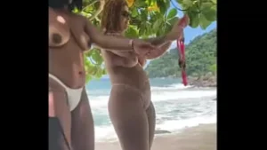 Orgie de plage publique: les échangistes bisexuels partagent la bite et la chatte