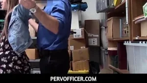 Pervofficer-Kimmy Granger a agi enceinte mais l'officier l'a quand même baisée