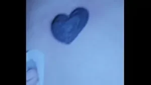 El artista del tatuaje recibe un pago anal en lencería - video completo con Sharon Hot Wife