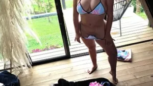Hete stiefmoeder in stomende slipjes flitst haar enorme buit