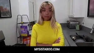 Kpop-superfan gia dibella danst met haar tieten op wat kpop-muziek wanneer haar stiefbroer Chad haar binnenkomt